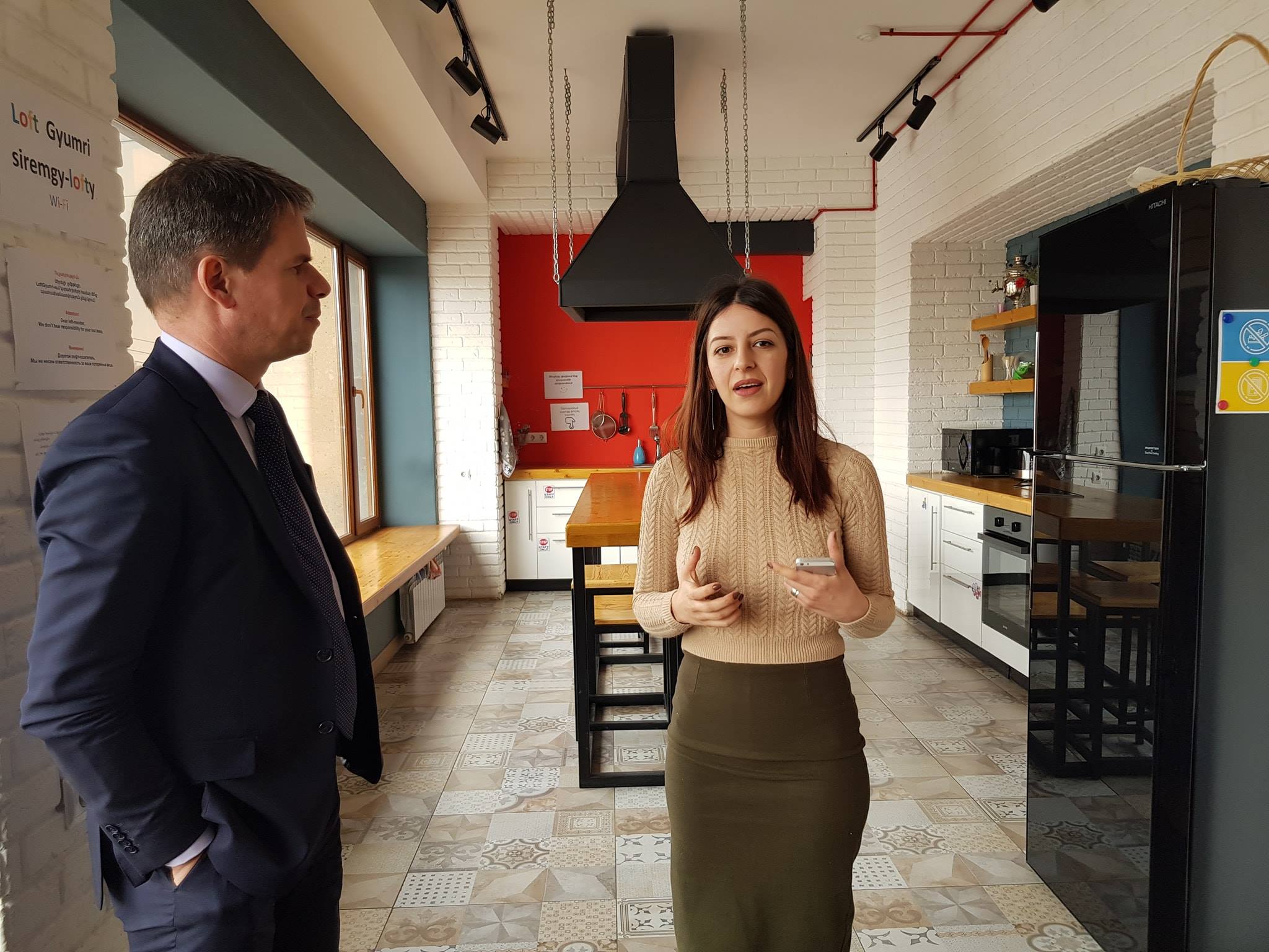 L'ambassadeur de France visite des écoles avec les classes de français renforcé à Gumri