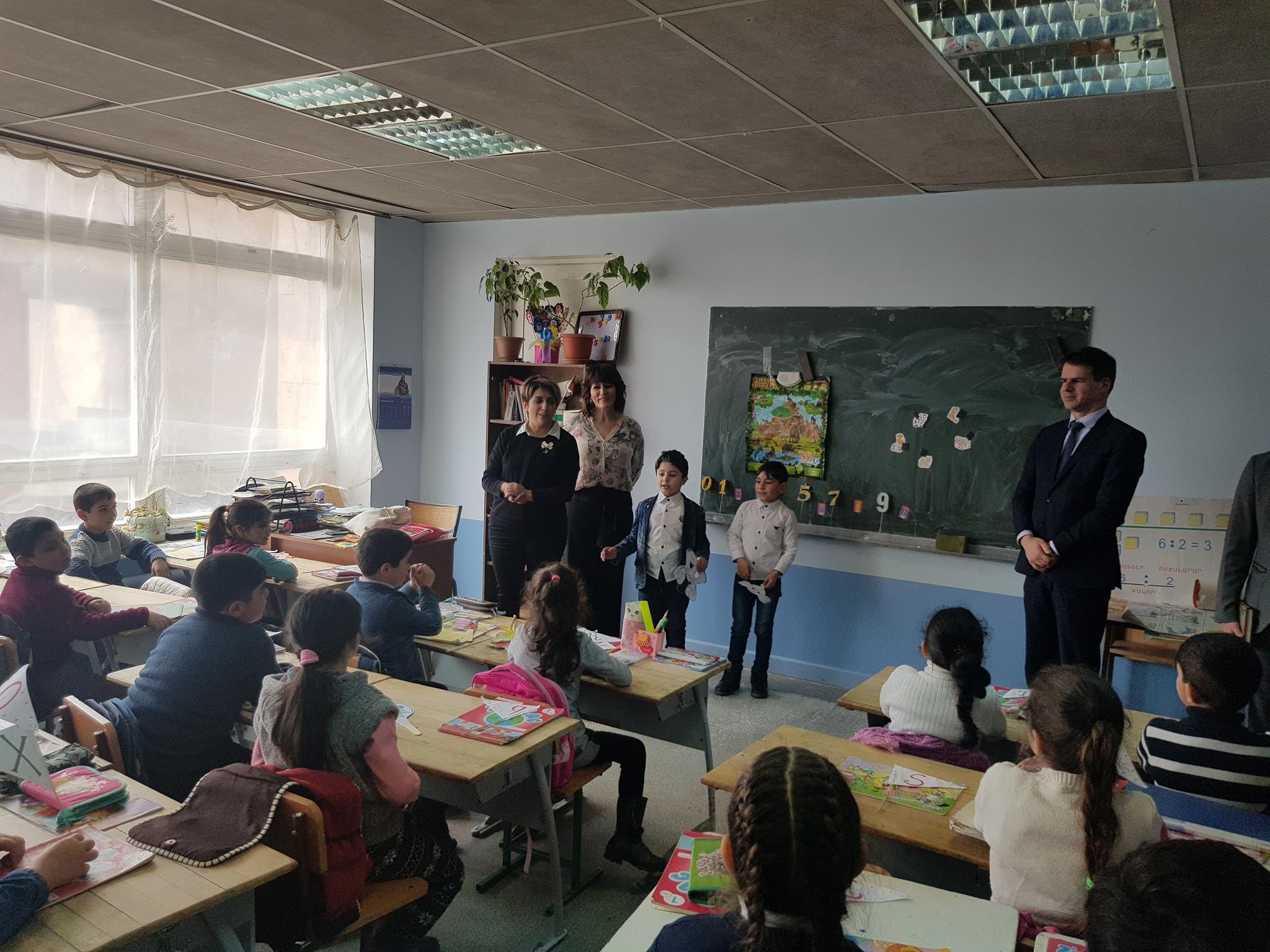 L'ambassadeur de France visite des écoles avec les classes de français renforcé à Gumri
