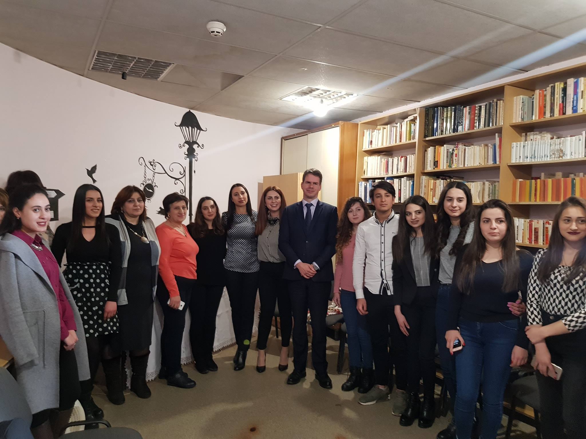 L'ambassadeur de France visite des écoles avec les classes de français renforcé à Gumri