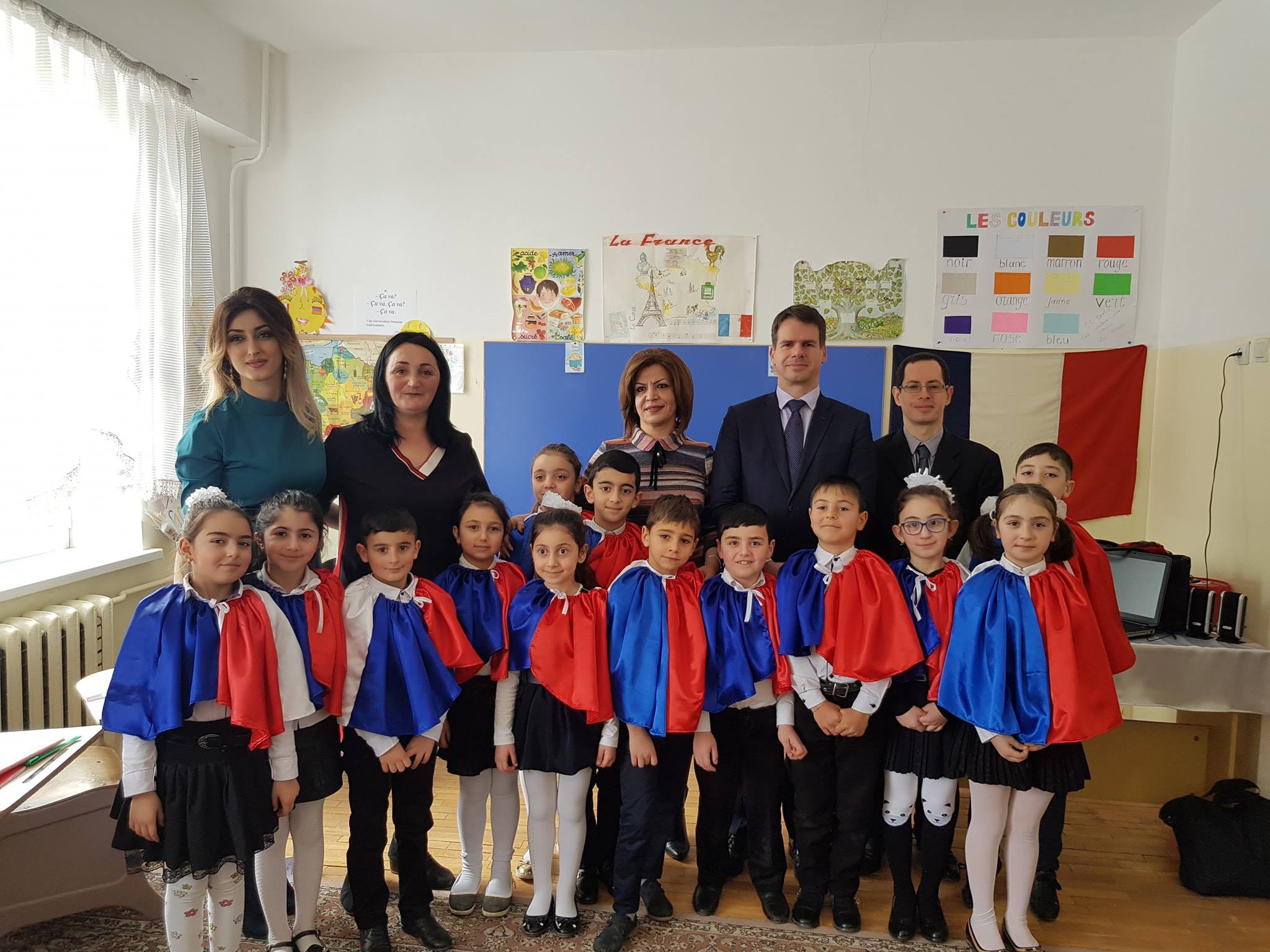 L'ambassadeur de France visite des écoles avec les classes de français renforcé à Gumri
