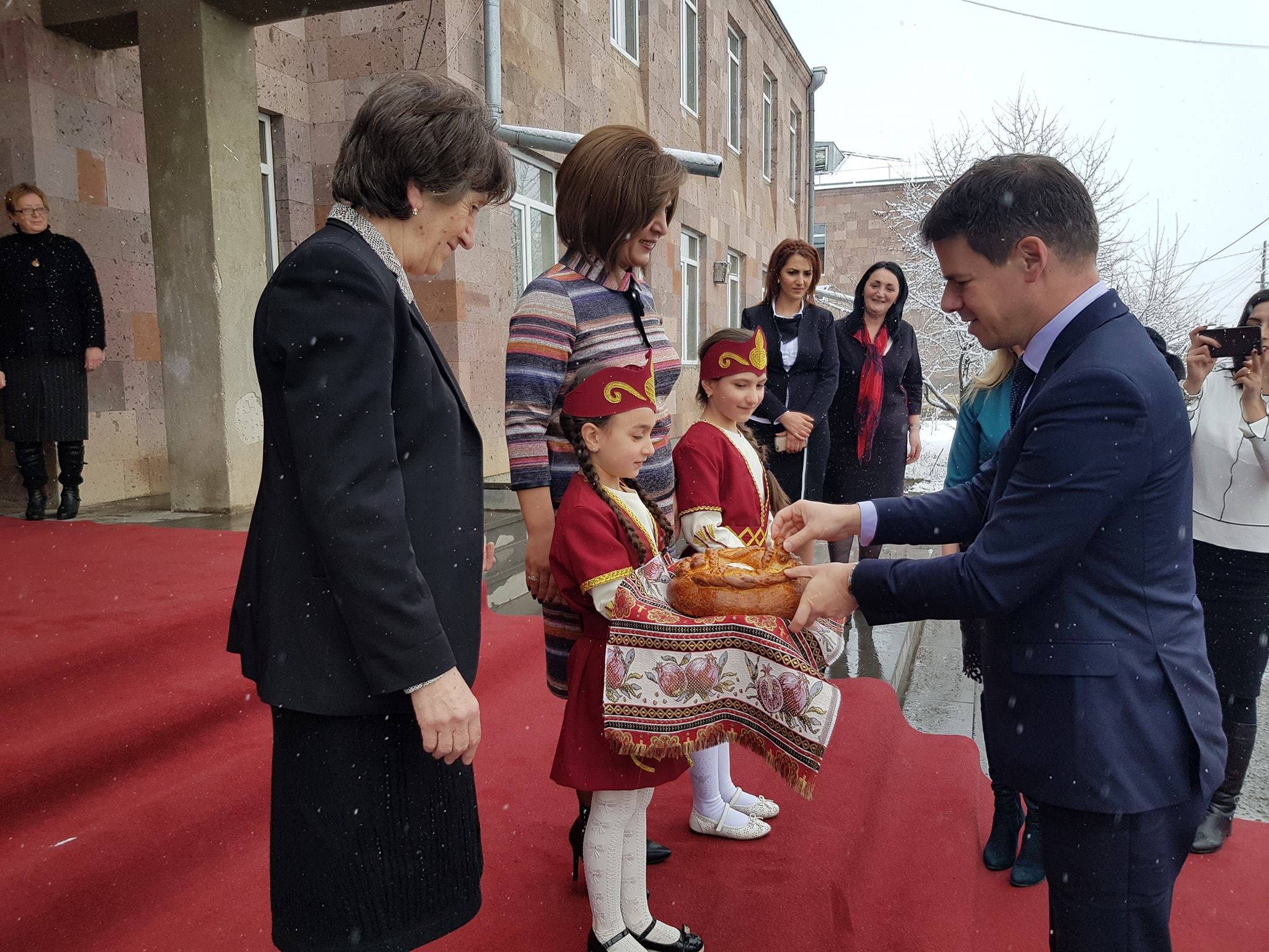 L'ambassadeur de France visite des écoles avec les classes de français renforcé à Gumri