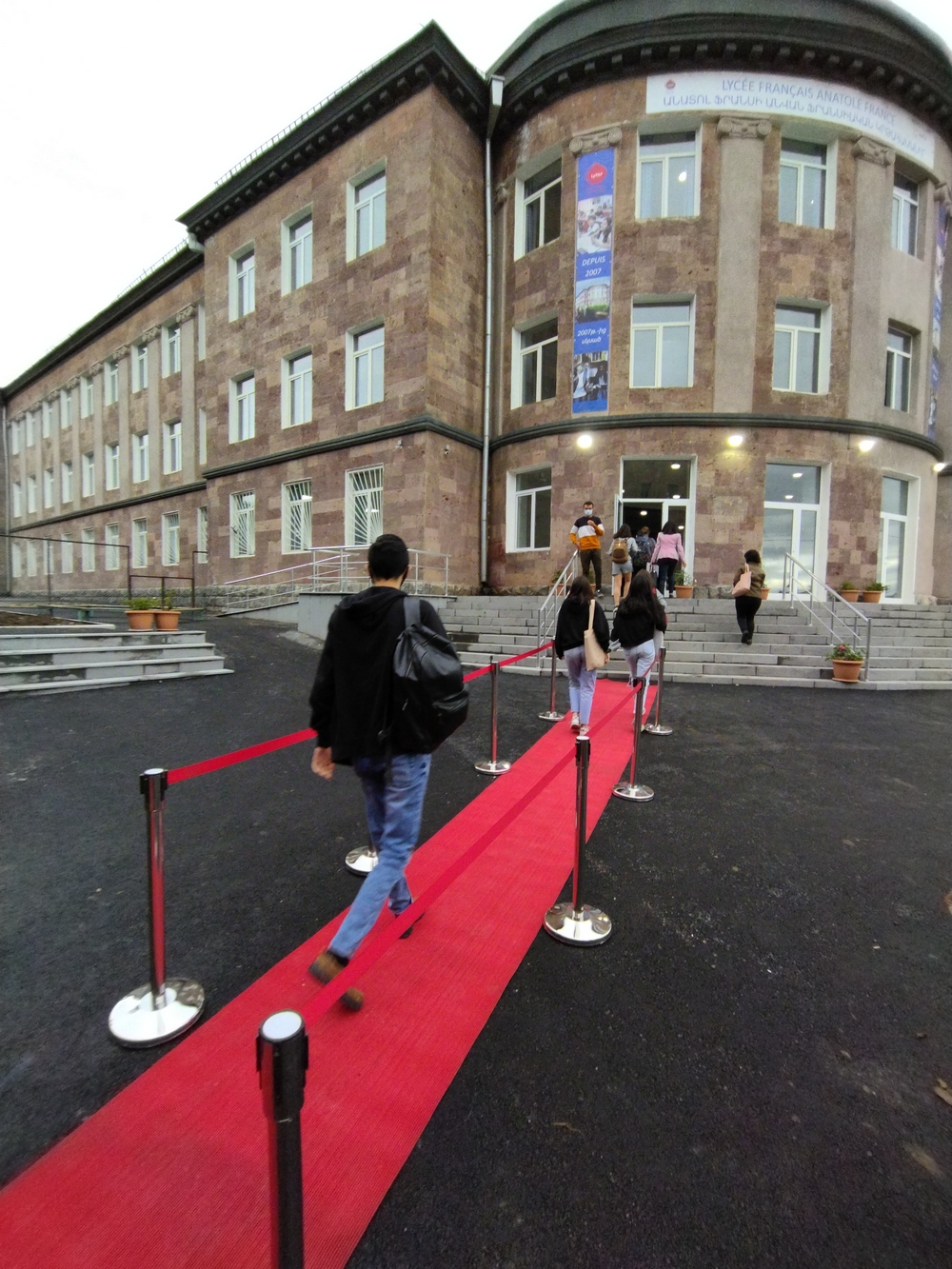 La rentrée du Lycée français Anatole France dans les nouveaux locaux : nouvel espace, nouveaux défis