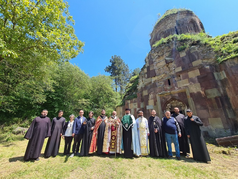 Messe sacrée sur la frontière arménienne à Khoranashat