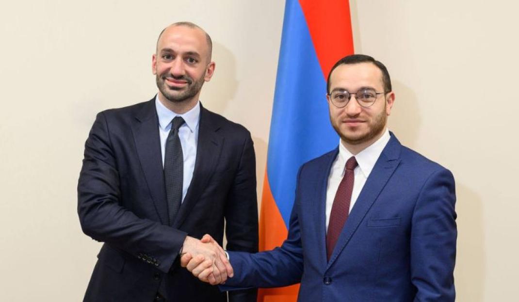M. Benjamin Haddad, ministre délégué français chargé des Affaires européennes, et M. Mkhitar Hayrapetyan, Ministre de l'Industrie de haute technologie de l'Arménie