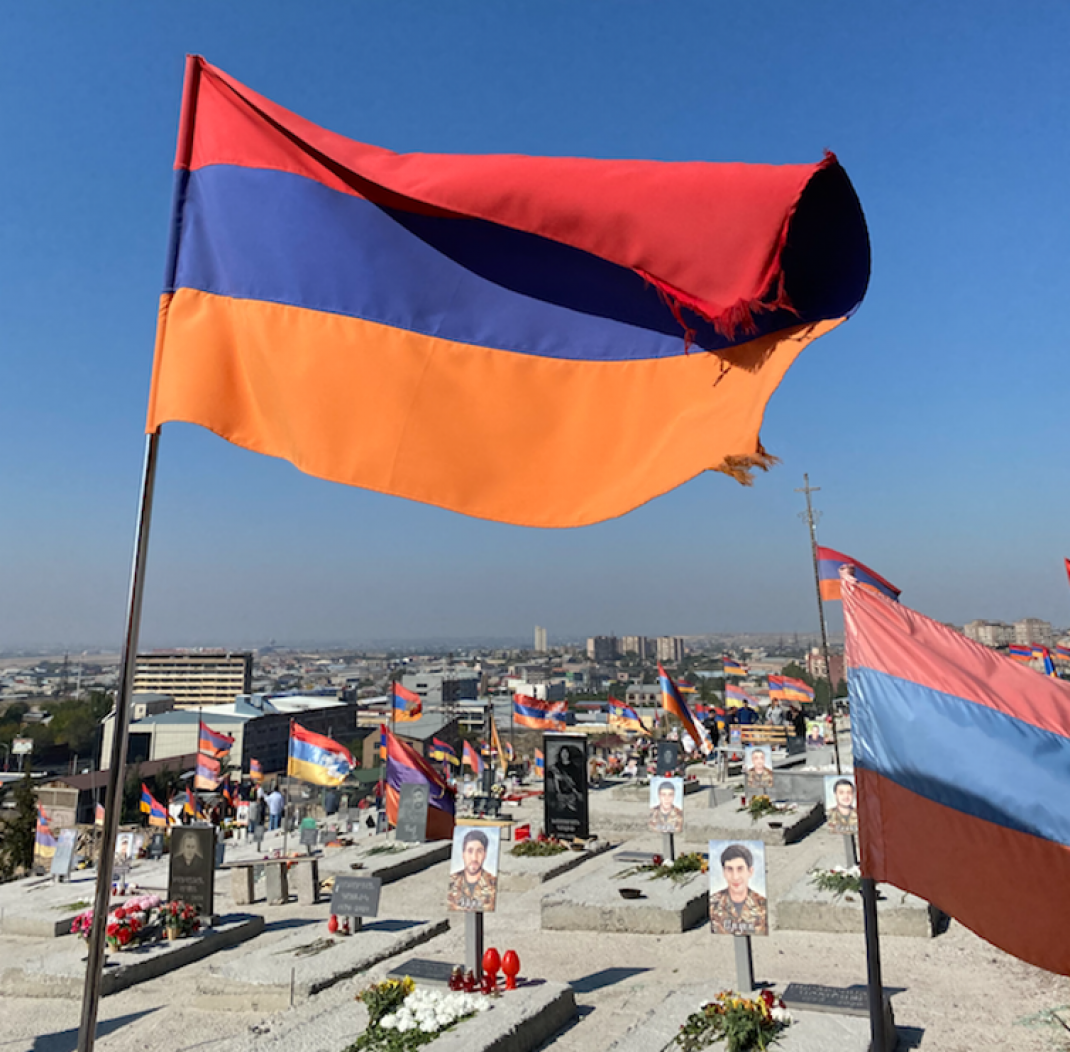Drapeaux arméniens au cimetière militaire de Yerablur, à Erevan (photo B.Venard)