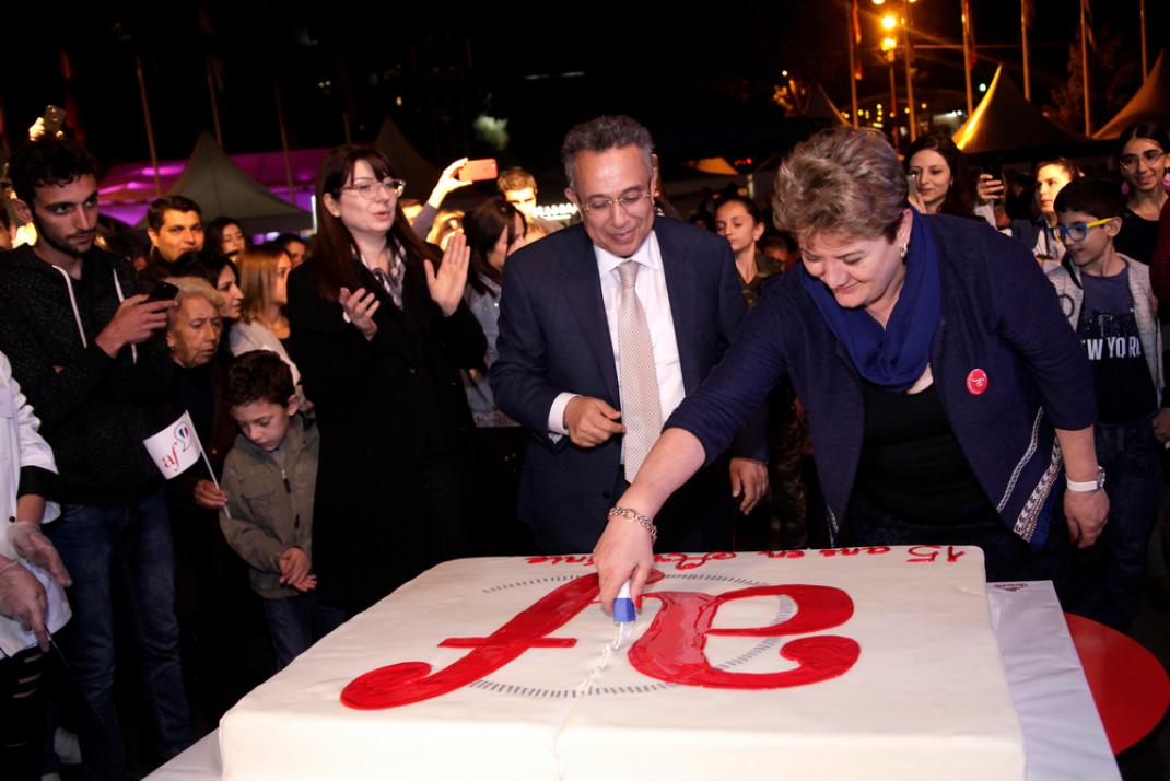 Suzanne Gharamian, Directrice de l'AF d'Arménie, et Hakob Andreassian, Président du Conseil d'administration, coupent le gâteau d'anniversaire de l'Alliance Suzanne Gharamian, Directrice de l'AF d'Arménie, et Hakob Andreassian, Président du Conseil d'administration, coupent le gâteau d'anniversaire de l'Alliance
