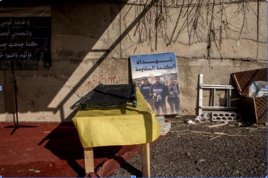 Une pancarte sur laquelle apparaissent les trois journalistes Ali Choeib, Fatima et Mohammed Ftouni, tués par une attaque de drone israélienne, dans un cimetière de la banlieue sud de Beyrouth, le 29 mars 2026. RAFAEL YAGHOBZADEH POUR « LE MONDE »