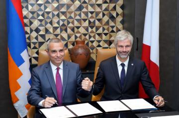 De gauche à droite: Masis Maïlian, Ministre des Affaires étrangères de la République d’Artsakh et de M.Laurent Wauquiez, Président du Conseil régional Auvergne-Rhône Alpes.