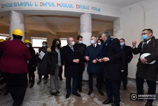 Jean-Baptiste Lemoyne a visité le chantier de construction du futur bâtiment du complexe éducatif