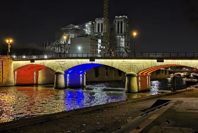 Le Pont de l’Archevêché de Paris  illuminé aux couleurs des drapeaux de l'Arménie et de la France