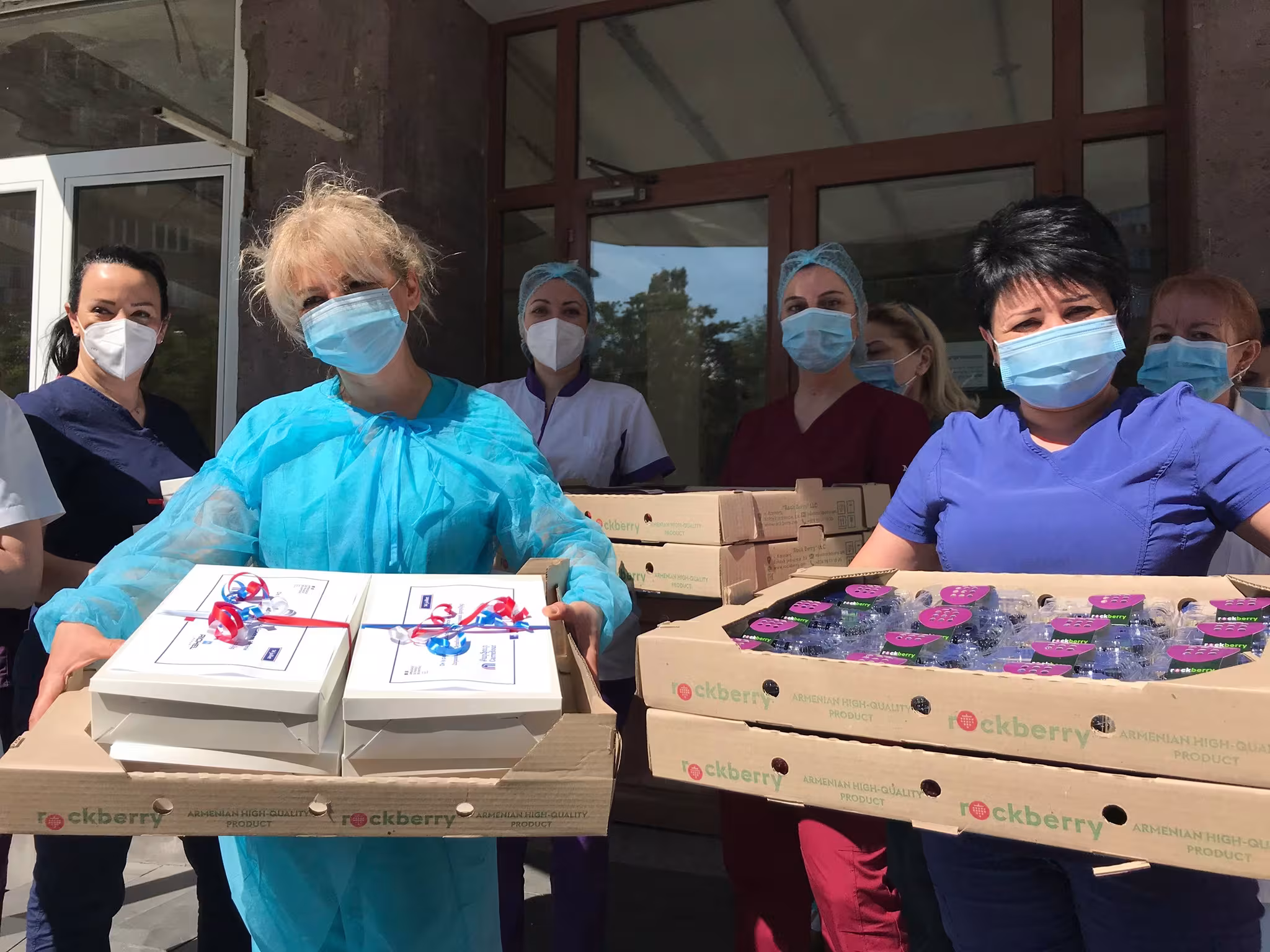 L'ambassade de France fait une surprise gourmande aux personnels de l'hôpital Surb Grigor Lusavoritch