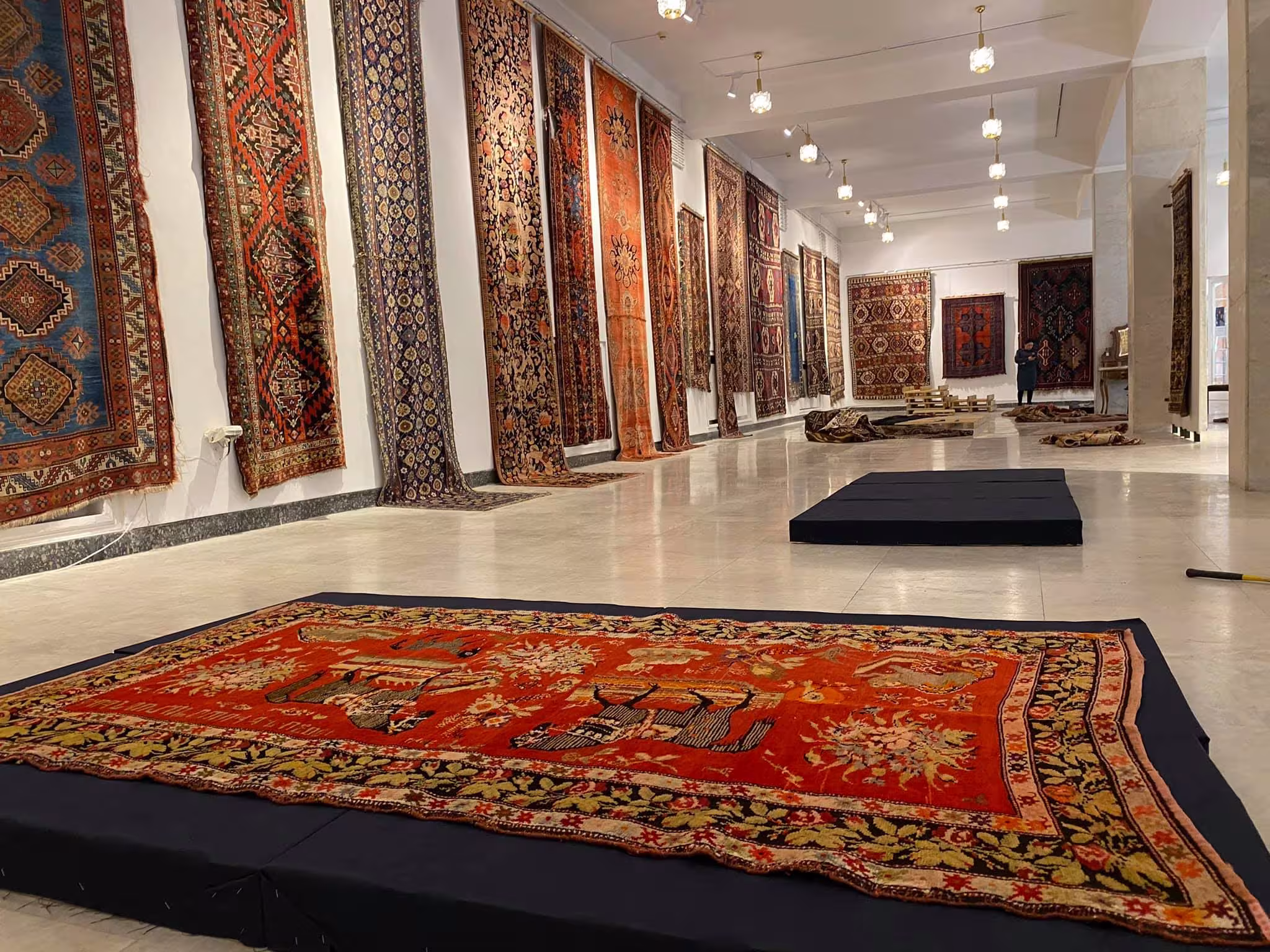 Des pièces évacuées du Musée du tapis de Chouchi exposées à Erevan