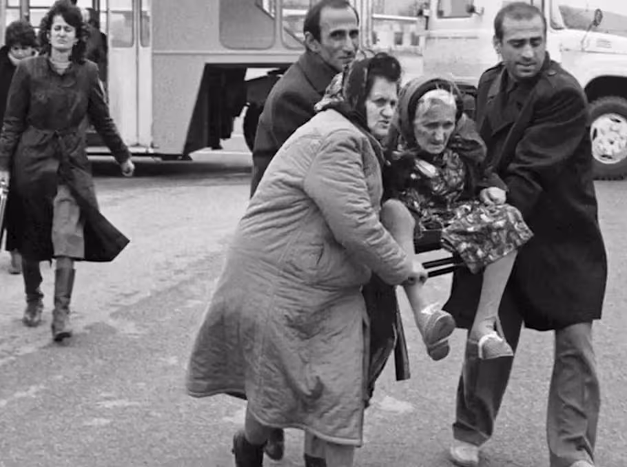 Environ 400 000 Arméniens ont été expulsés d'Azerbaïdjan à la suite de pogroms à la
			fin des années 1980 et au début des années 1990