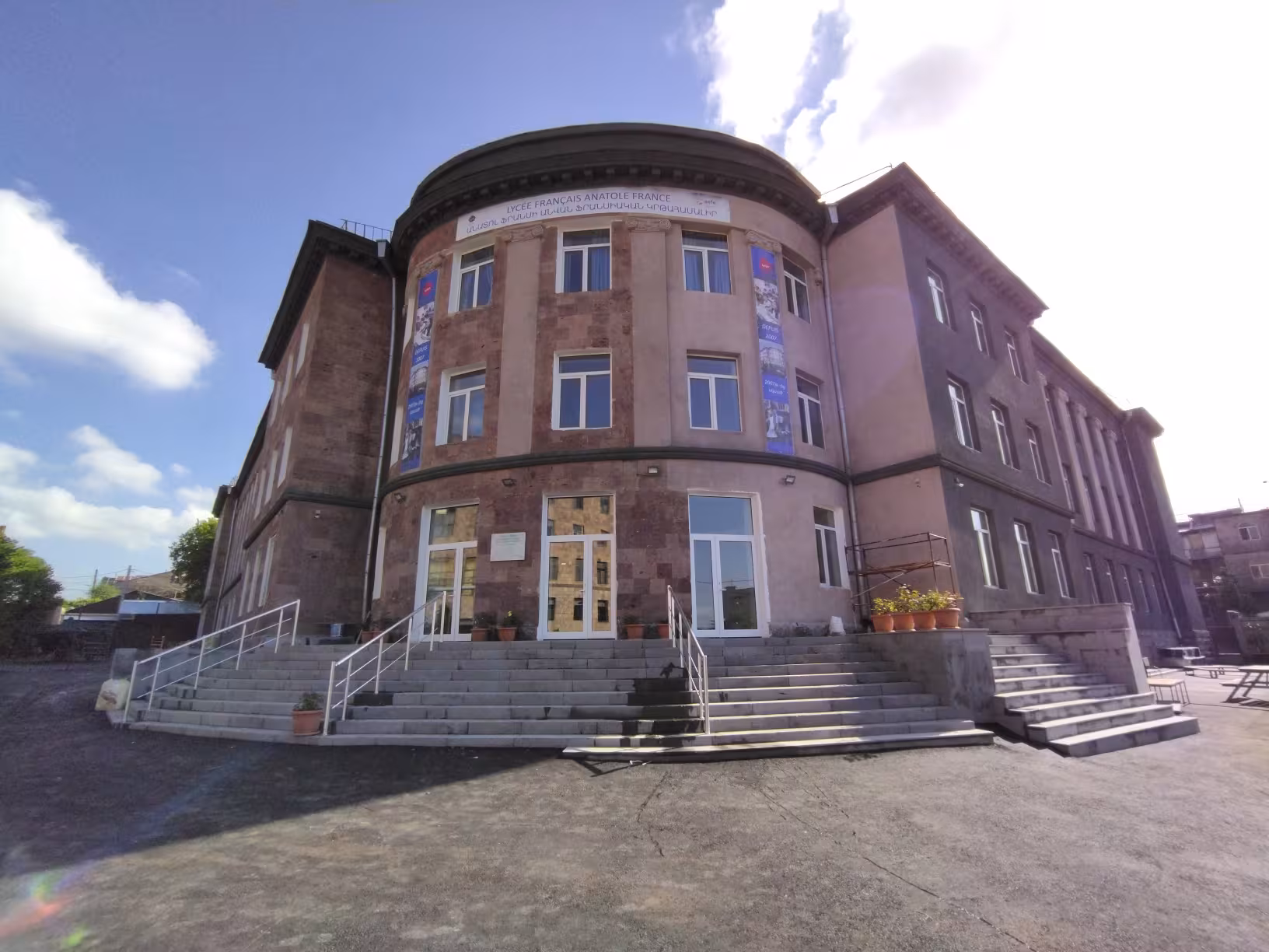 La rentrée du Lycée français Anatole France dans les nouveaux locaux : nouvel espace, nouveaux défis
