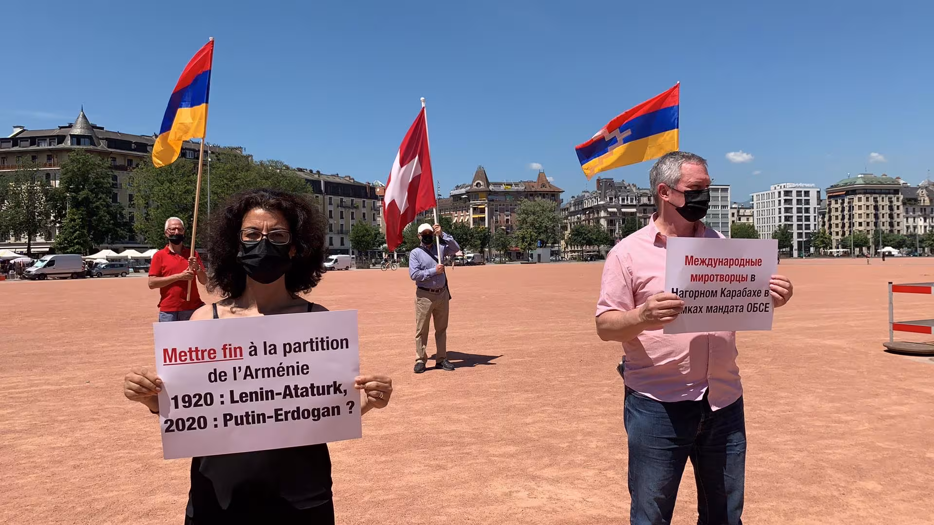 « Dans ce parc bucolique, souvenez-vous des montagnes d’Artsakh » : à Genève, les manifestants interpellent Poutine et Biden