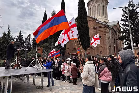 Les représentants de la communauté arménienne de Géorgie ont organisé une manifestation de soutien à l'Église apostolique arménienne
