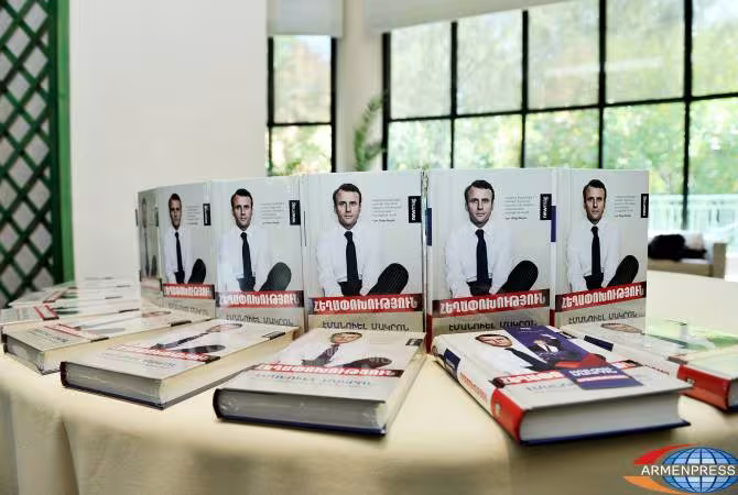 Le livre d'Emmanuel Macron présenté à Erevan (Armenpress)