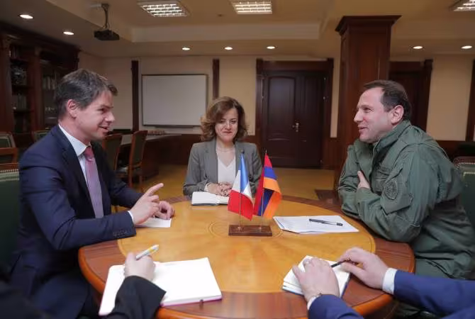 Rencontre entre le ministre de la Défense et l’ambassadeur de France en Arménie