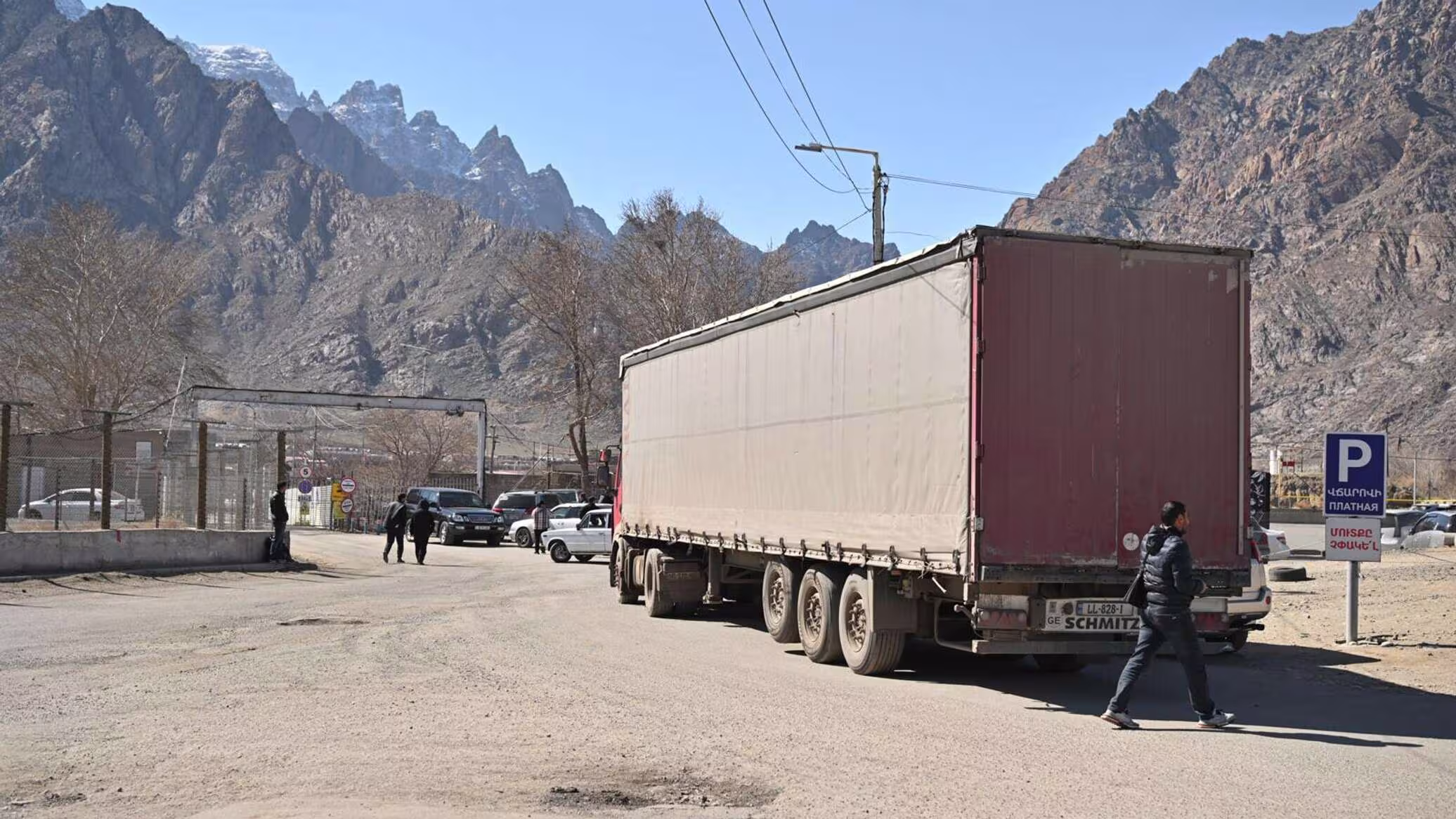 Le passage par le poste-frontière iranien « Nordouz » à la frontière entre l'Arménie et l'Iran a repris