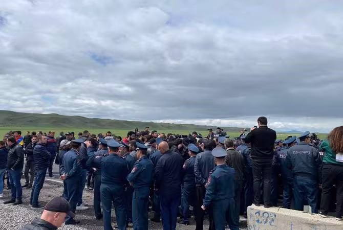 Des proches des prisonniers de guerre bloquent un convoi du mouvement d'opposition "Résistance"