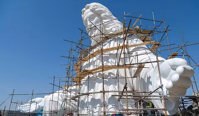 Une statue, un milliardaire et des critiques