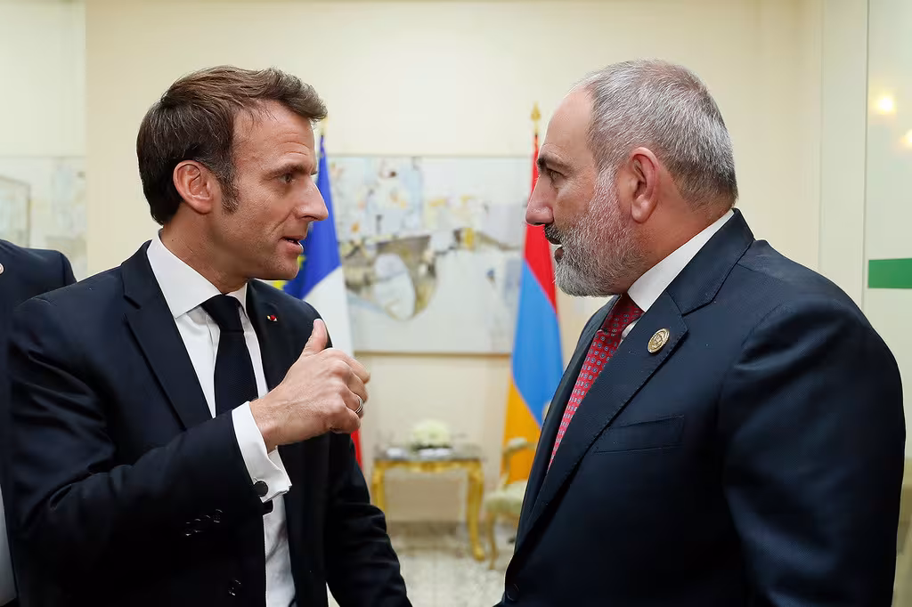 Rencontre privée à Djerba entre Emmanuel Macron et Nikol Pashinyan