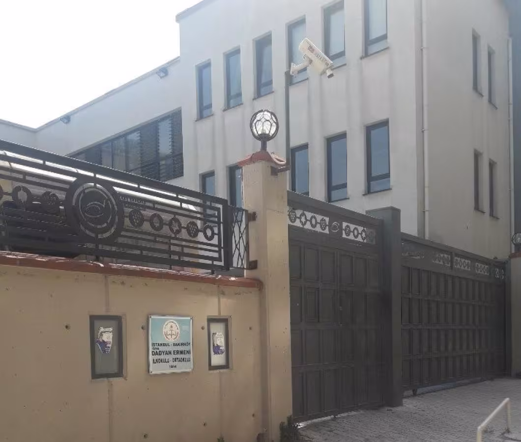 Attaque armée contre l'école publique arménienne « Dadyan » à Istanbul