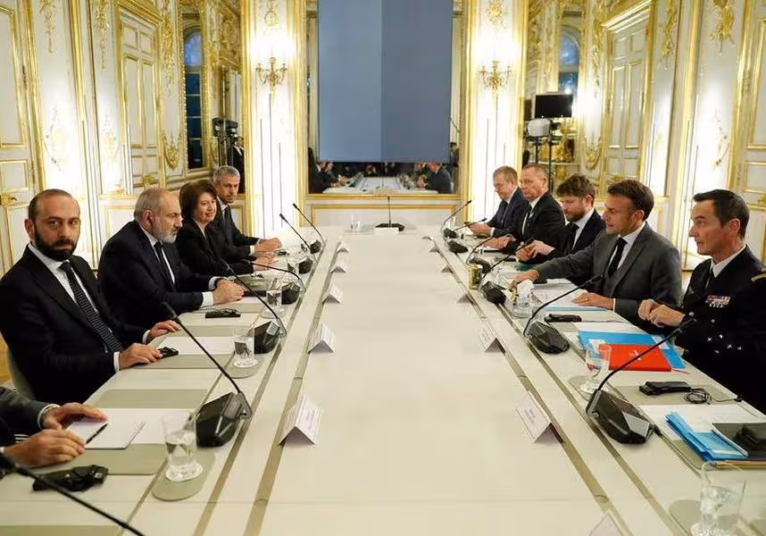 Rencontre Pashinyan-Macron avant le Forum de la Paix à Paris