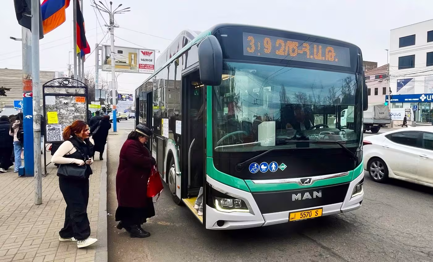La circulation sera interdite dans le centre d'Erevan et les voies de bus seront
			élargies.